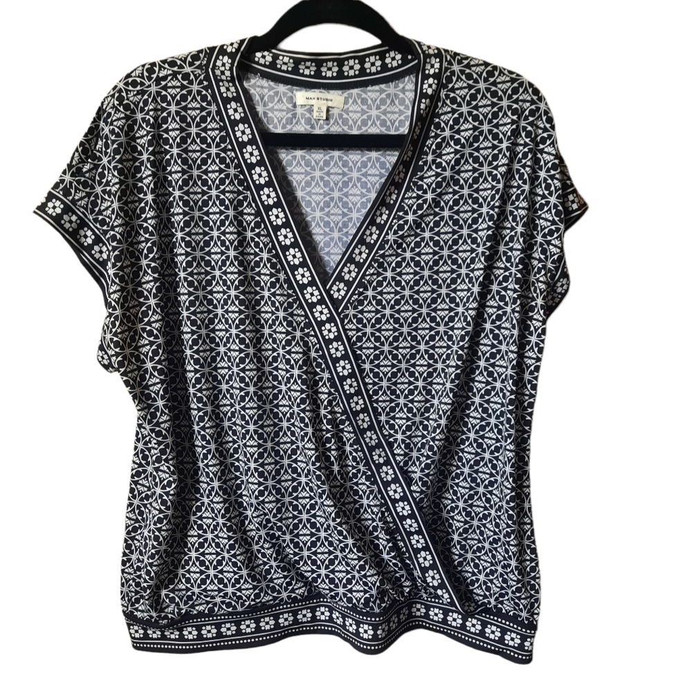 😍❤️ MAX STUDIO, woman top wrap, V-neck, size XL, Black & White.
